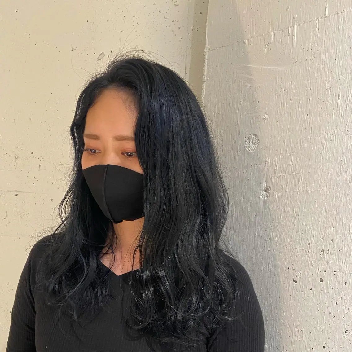 ロング カラー 黒髪 ブリーチ ブルーカラー ブルーブラック ケアブリーチ カジュアルを女っぽく 𝗮𝘆𝗮𝗰𝗼のヘアスタイル