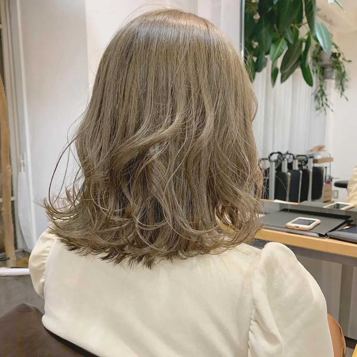 ミディアム カラー ネイル ハイトーンボブ 前田 表参道　グレージュのヘアスタイル