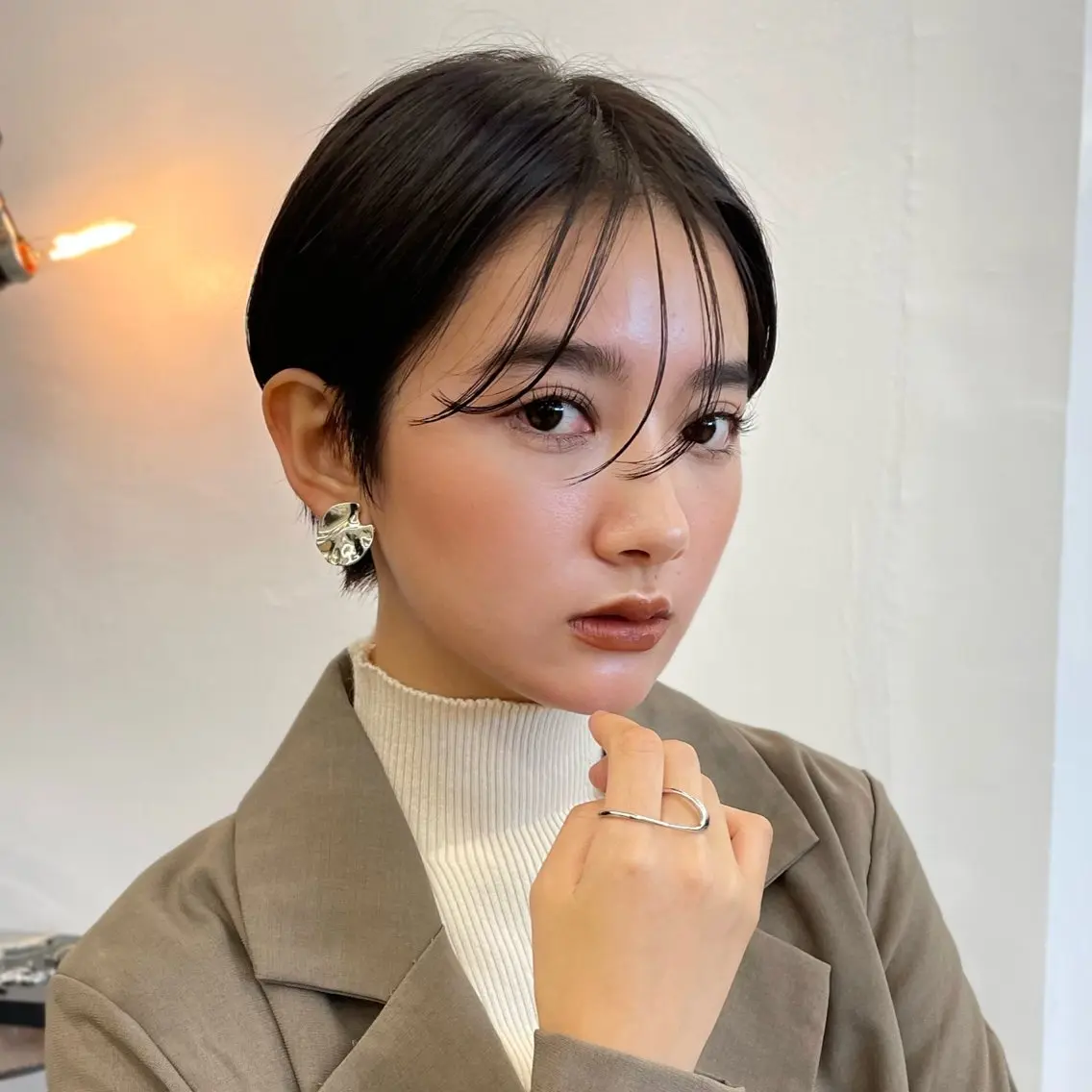 ショート カラー ブラウンカラー シースルーバング ショートヘア レイヤーカット/透 明感カラー/西田祐賀のヘアスタイル
