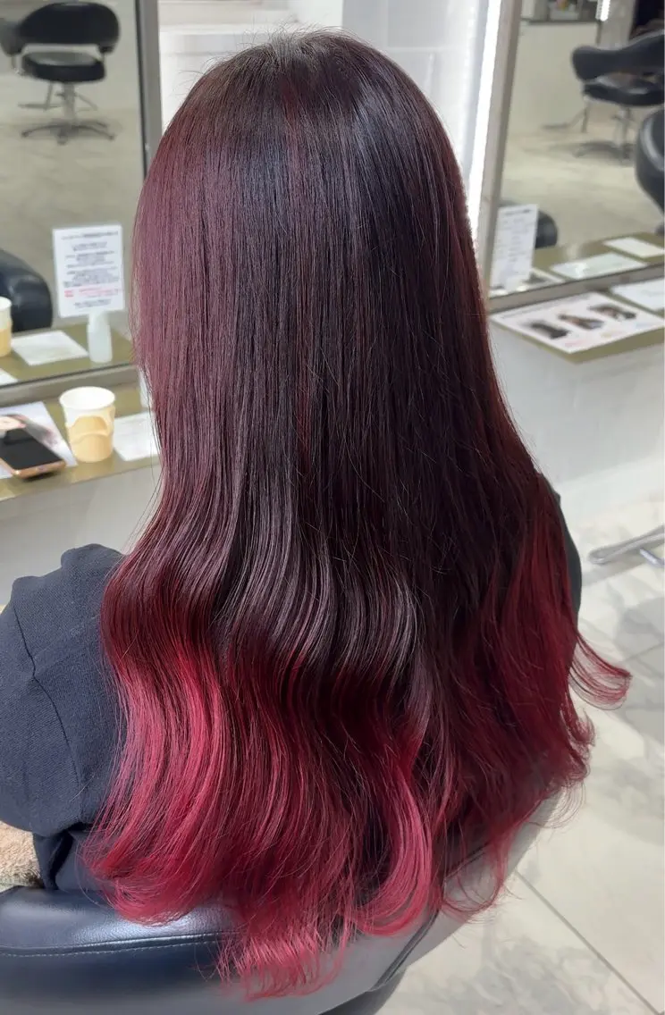 ロング カラー ブリーチ ボルドーカラー グラデーションカラー 透明感艶カラー/ 岡田澪香のヘアスタイル