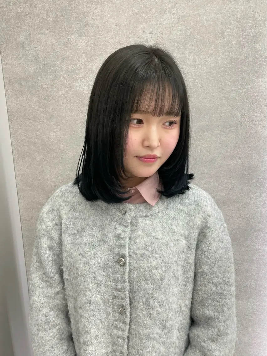 ミディアム カラー 黒髪 ブルーカラー ブルーブラック レイヤーカット カット ヘアカラー トリートメント 愛華 【geep】のヘアスタイル