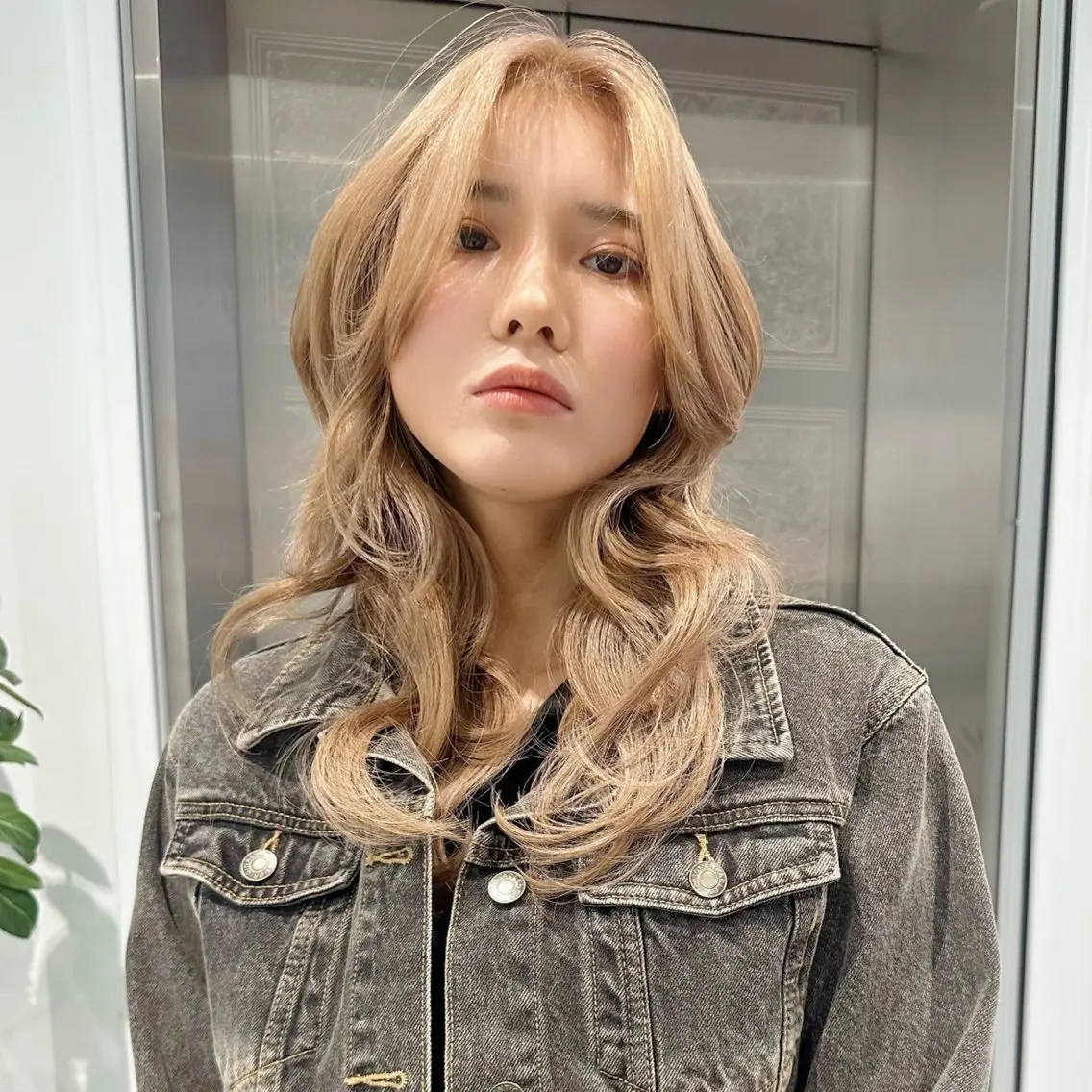 ロング ロングレイヤー レイヤーカット ロング 上品モテハイトーン chiakiのヘアスタイル