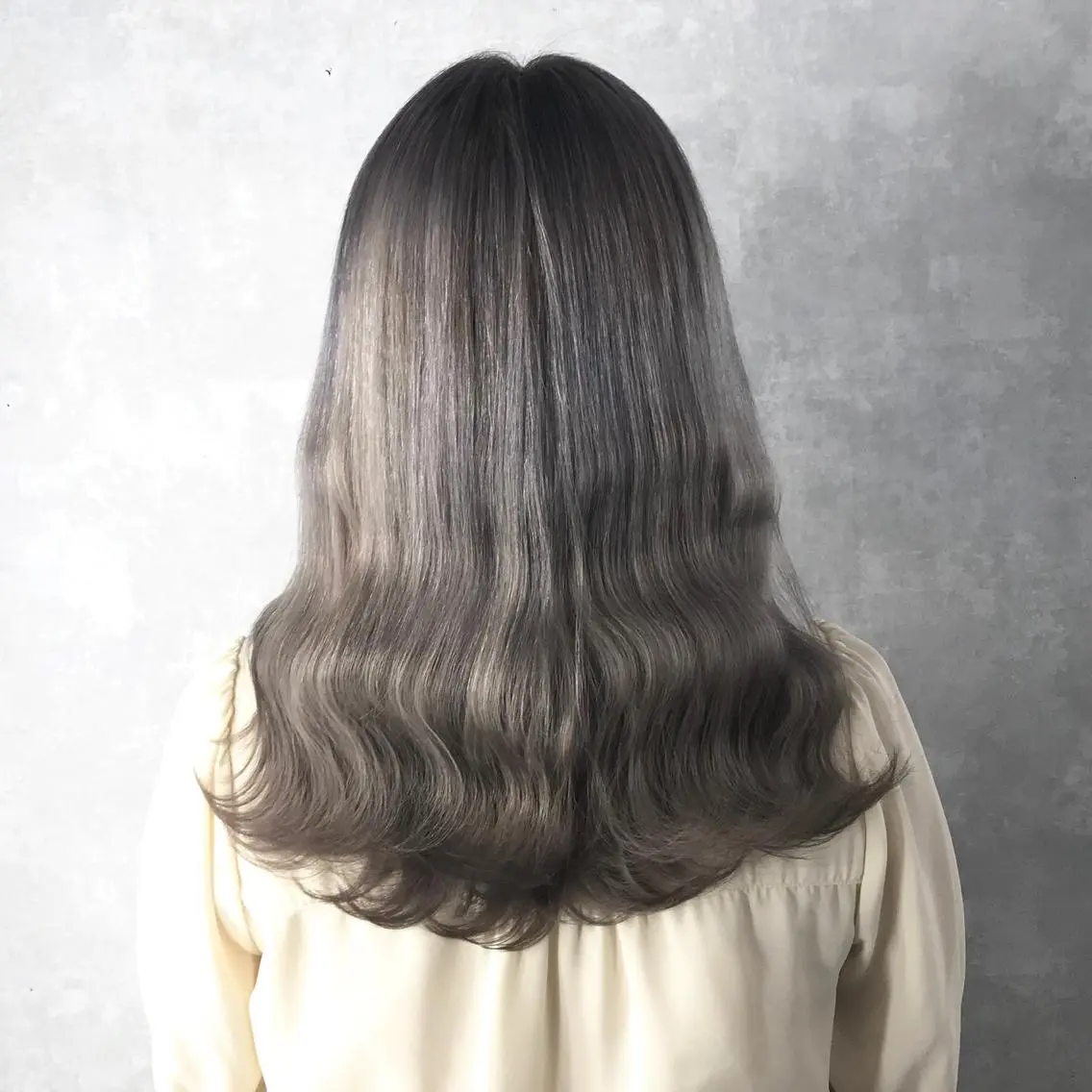 セミロング カラー アッシュ アッシュグレー アッシュグレージュ ブリーチ グレージュ K-POP好き美容師 🇰🇷Kai.Yのヘアスタイル