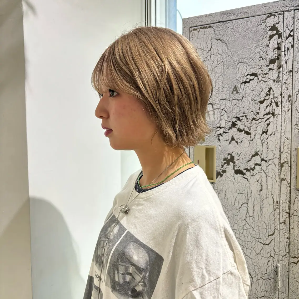 ショート カラー ベージュカラー ハイトーンカラー ハイトーンベージュ ヘアカラー トリートメント 的場 莉音のヘアスタイル