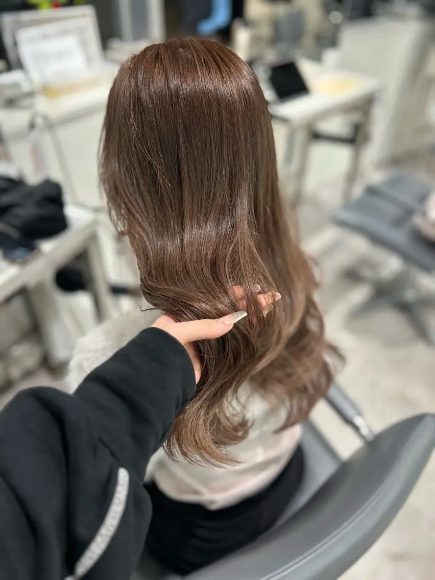 ミディアム カラー ブリーチ グレージュ ミルクティーグレージュ ブリーチなしカラー カット ヘアカラー トリートメント 🤍韓国うる艶カラー 髪質改善YUKI🤍のヘアスタイル