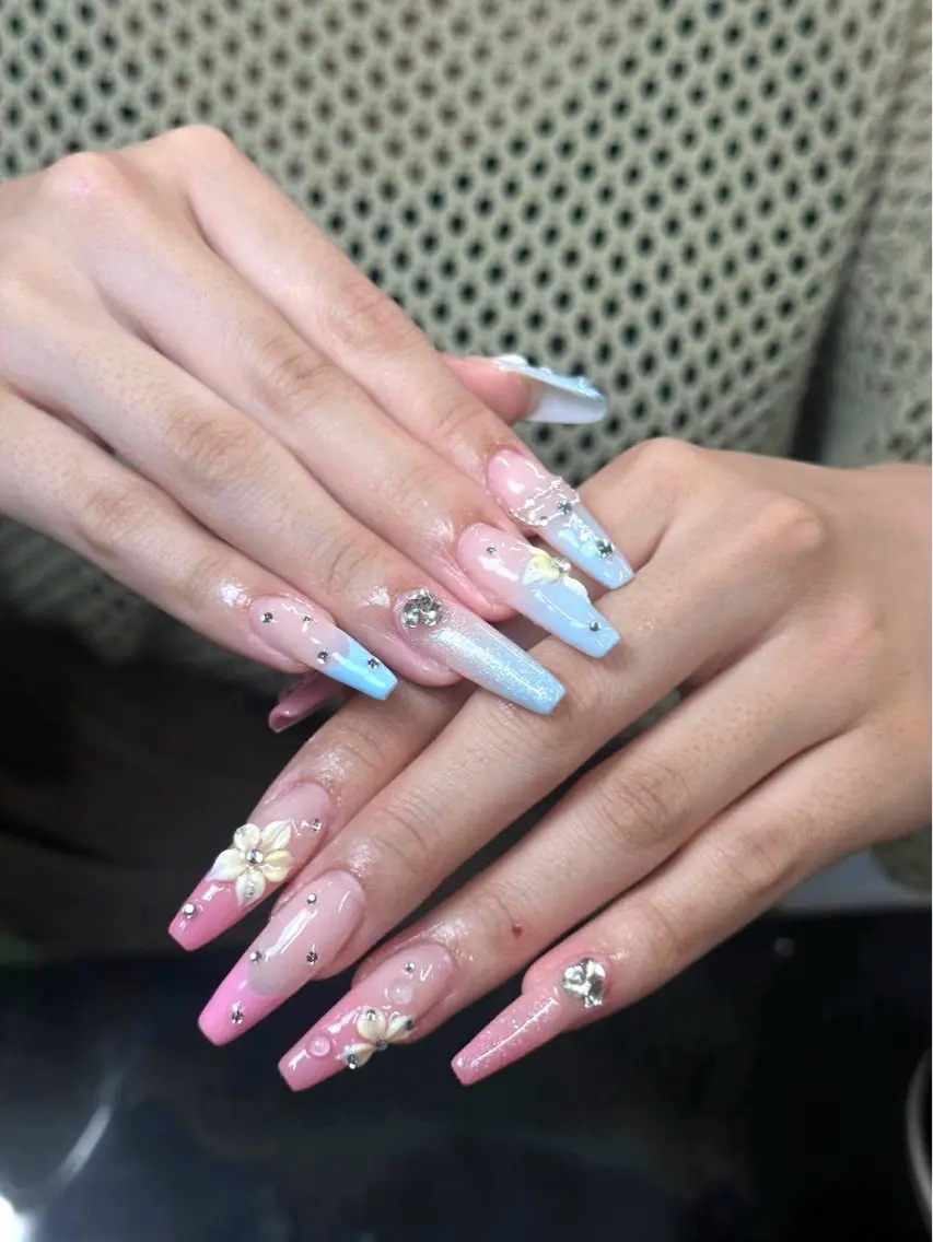 ネイル ブルー フラワーネイル キラキラネイル ロングネイル 持ち込み Iconic Nailのネイルデザイン