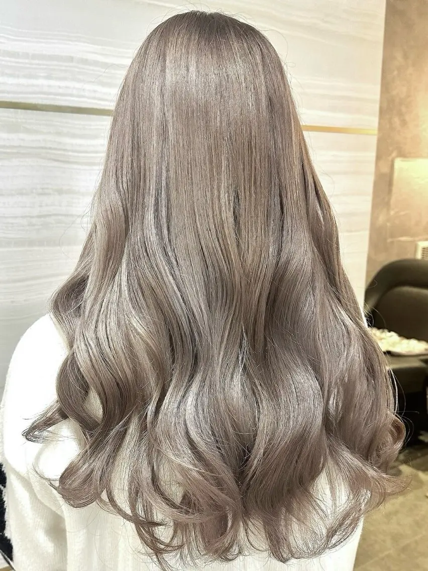 ロング カラー ブリーチ グレージュ ミルクティーグレージュ 似合わせカット 🐈‍⬛momo🐾 ブリーチ・Wカラーのヘアスタイル