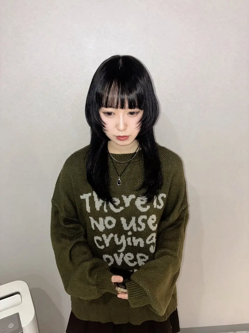 セミロング カラー 黒髪 ブルーカラー ブルーブラック 透明感カラー レイヤーカット ハナダ メイのヘアスタイル