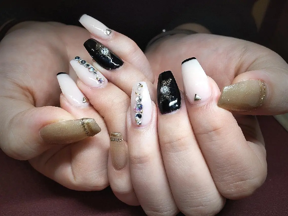 セミロング ネイル 長さ出し ジェルネイル ニュアンスネイル スカルプネイル ストーンネイル T&A nailのネイルデザイン