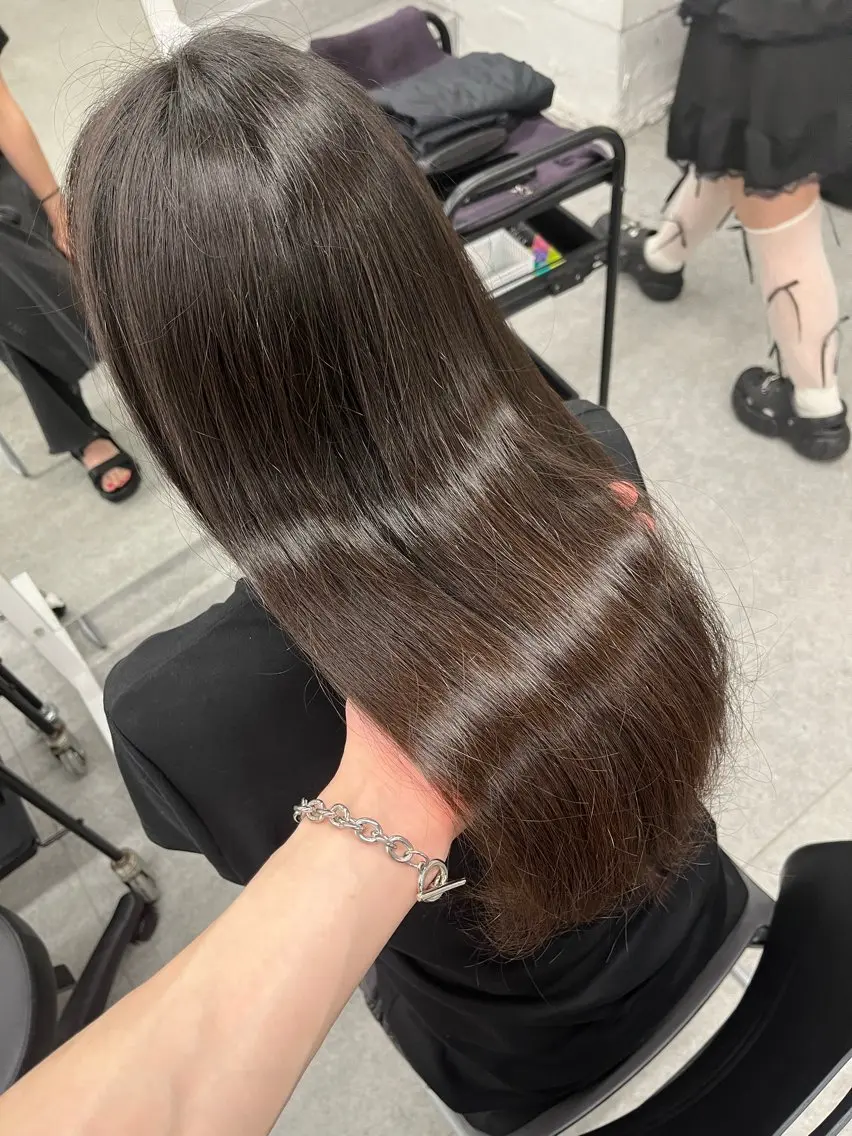 ロング 流行りの透明感カラー ×縮毛矯正🤍ユウのヘアスタイル