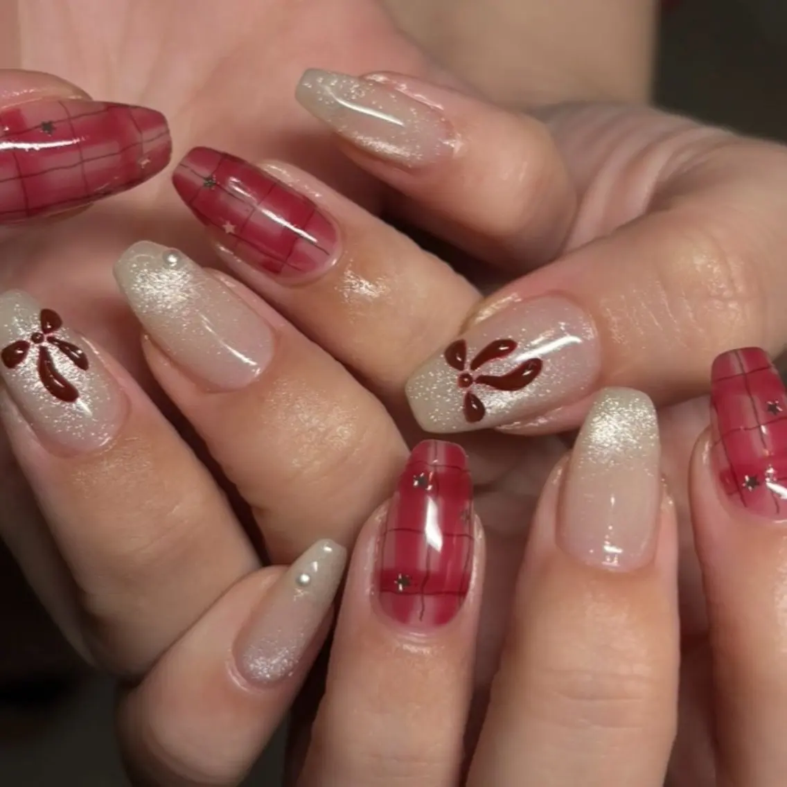 ネイル アートネイル ガーリー 赤色 リボン 🦋hana / nail / AOのネイルデザイン