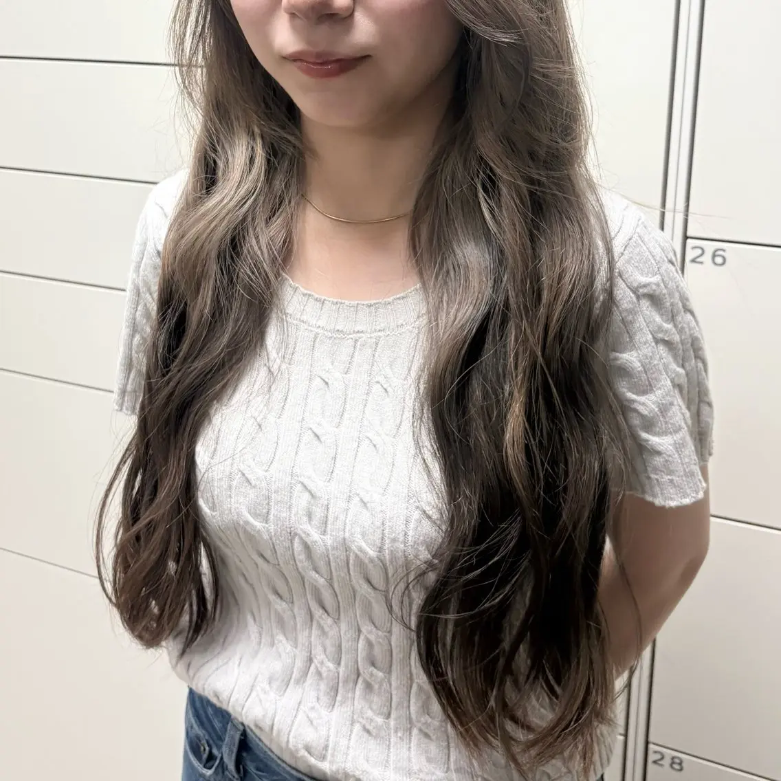 ロング カラー ベージュカラー ブリーチ 透明感カラー ダブルカラー ミルクティーベージュ 岩松 わかばのヘアスタイル