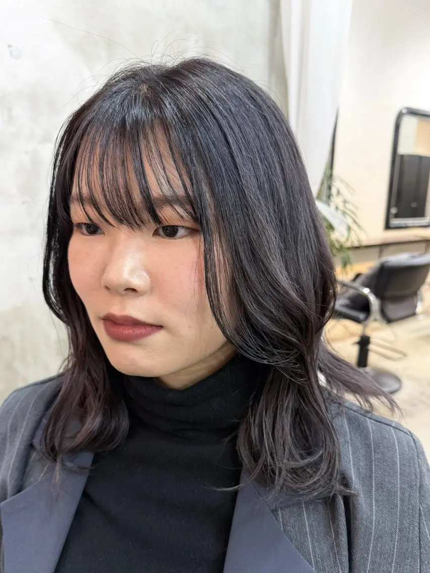 ミディアム カラー グレージュ シルバー ヘアカラー トリートメント 三條 朋香のヘアスタイル