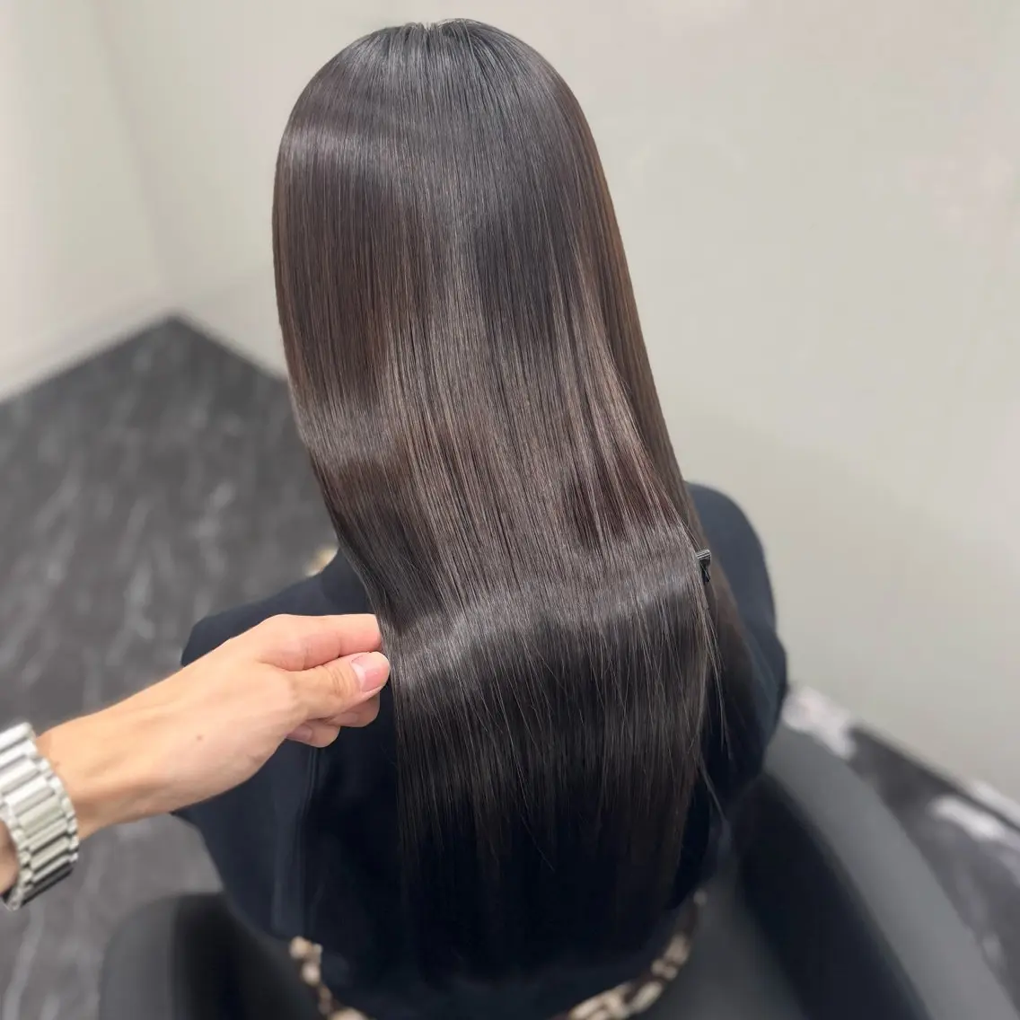 ロング カラー パーマ ヘアアレンジ メンズ キッズ メンズ韓国風 黒髪 ブルーカラー ブルーブラック レッドカラー ヘアカラー トリートメント 髪質改善Ⅰ透明感 艶カラーⅠたつやのヘアスタイル