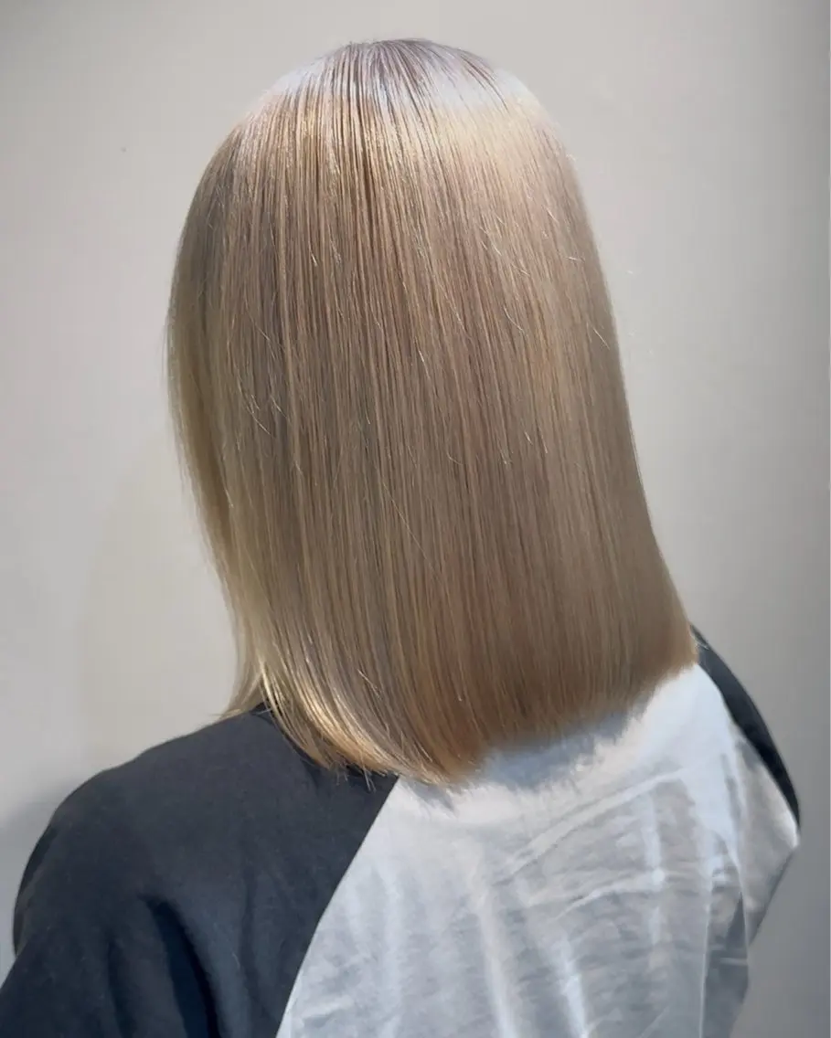 ミディアム カラー ベージュカラー ブリーチ 透明感カラー ミルクティーベージュ ヘアカラー BEHIND THE CURTAIN りこのヘアスタイル
