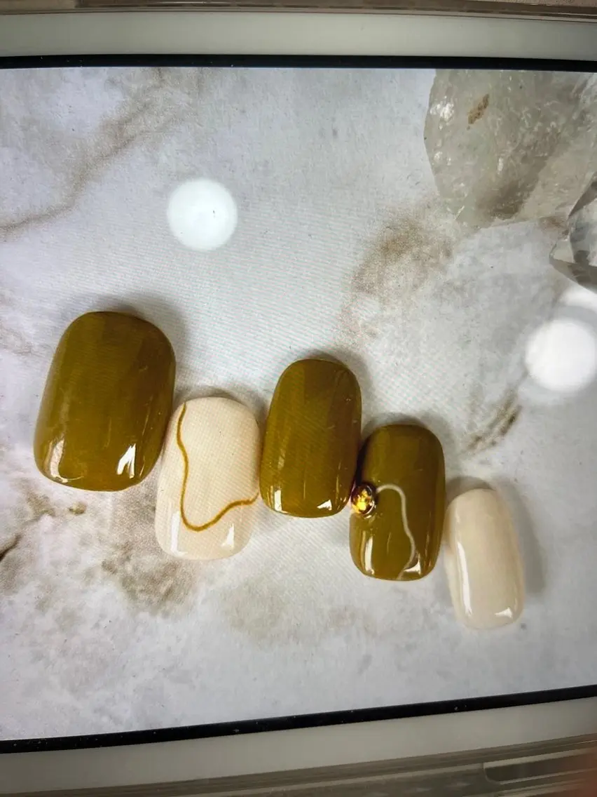 ネイル H1 NAIL エミのネイルデザイン