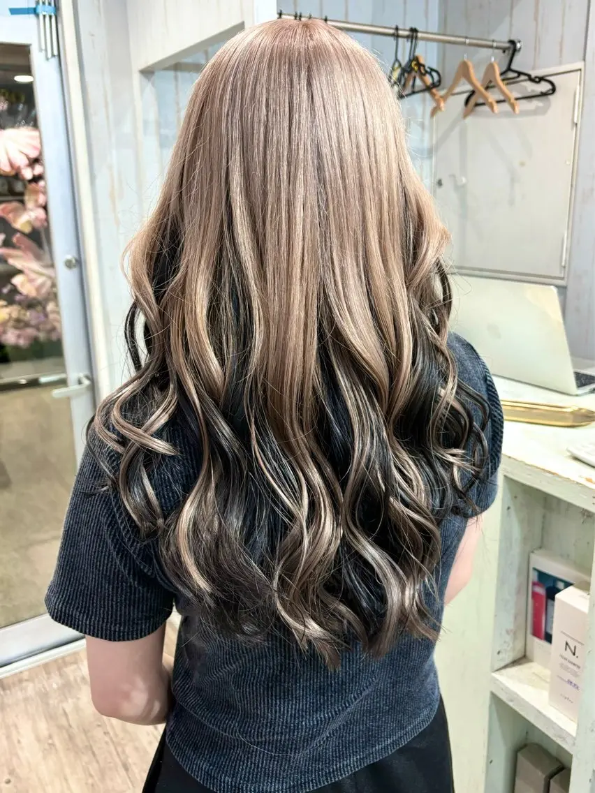 ロング カラー 黒髪 ブリーチ 桑原 由理のヘアスタイル