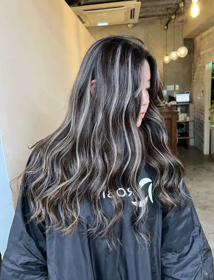 ロング カラー ダークグレー ダークグレージュ グレージュ ハイライトカラー ハイライト ヘアカラー トリートメント 指名数No.1 /NAOYAのヘアスタイル