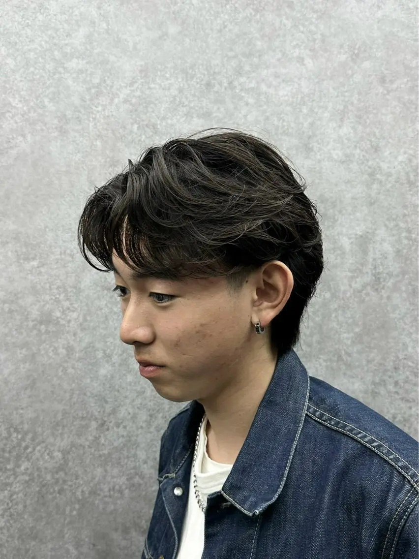 パーマ メンズ フェザーパーマ メンズパーマ ニュアンスパーマ センターパート特化 🌹RIO🌹のヘアスタイル