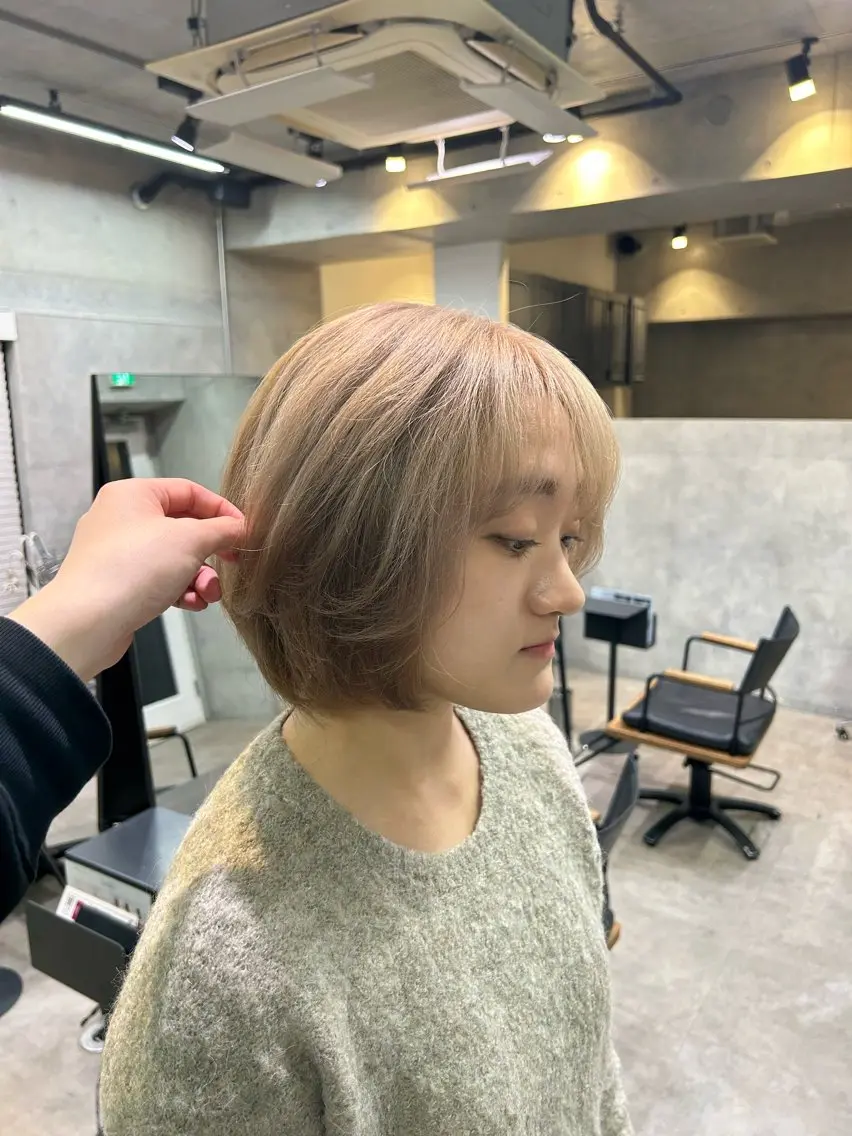 ショート カラー ベージュカラー ブリーチ ミルクティーベージュ レイヤー/ブロンド 透明感カラー/ヒロトのヘアスタイル