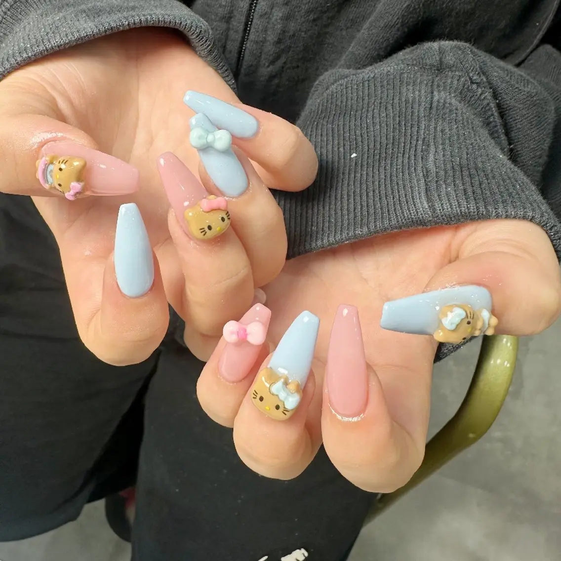ネイル チークネイル フレンチネイル ジェルネイル ガーリー キラキラネイル ハンドネイル UM Nail Salonのネイルデザイン