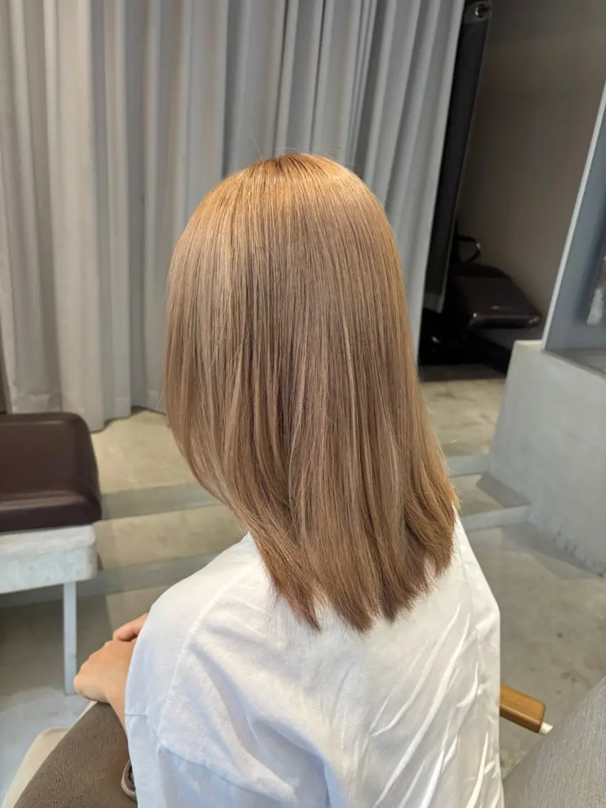 セミロング カラー ブリーチ ケアブリーチ ハイトーンカラー レイヤーカット KAEのヘアスタイル