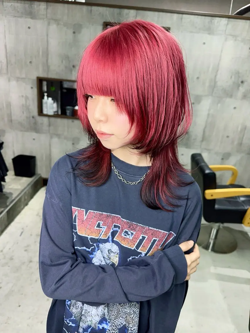 ミディアム カラー レッドカラー ウルフカット カット ヘアカラー かずくん🦩名古屋 ハイトーン/レイヤーのヘアスタイル
