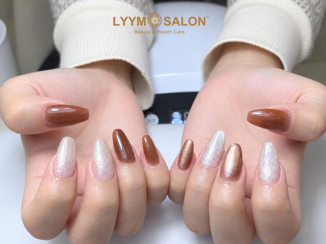 ネイル ブラウン ラメ(グリッター) シルバー ハンドネイル LYYM Salonのネイルデザイン