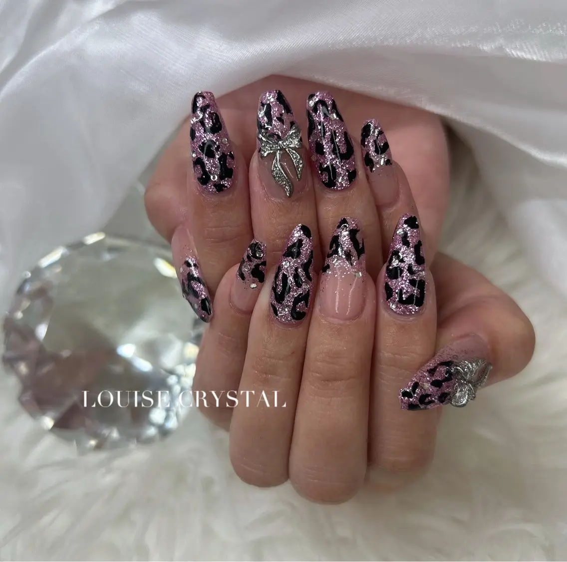 ネイル ハンドネイル LOUISE CRYSTALのネイルデザイン