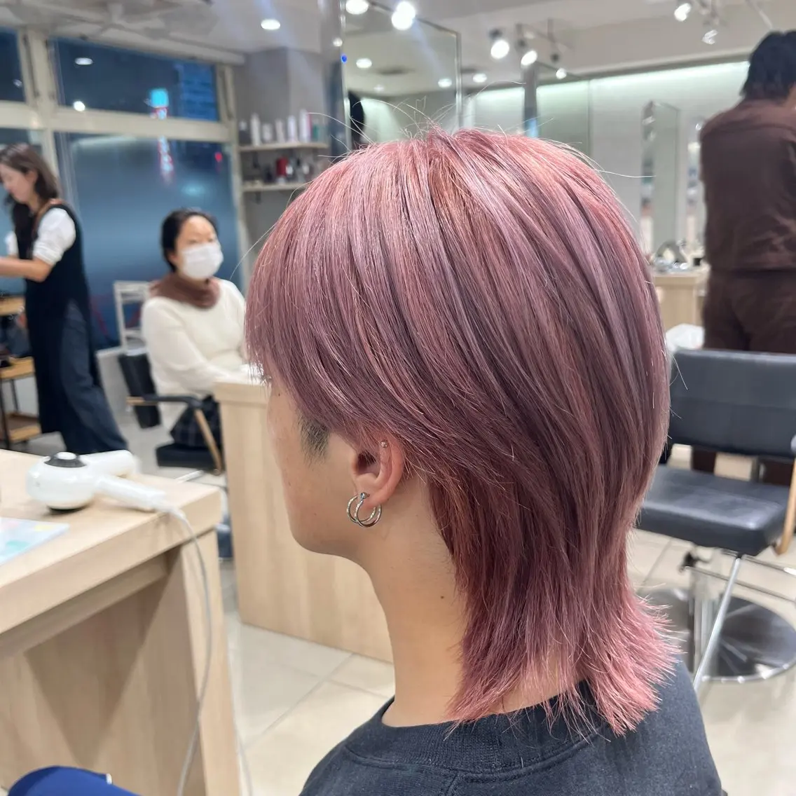 カラー メンズ メンズブリーチ ブリーチ ピンクカラー カット ヘアカラー 巖本 真希のヘアスタイル
