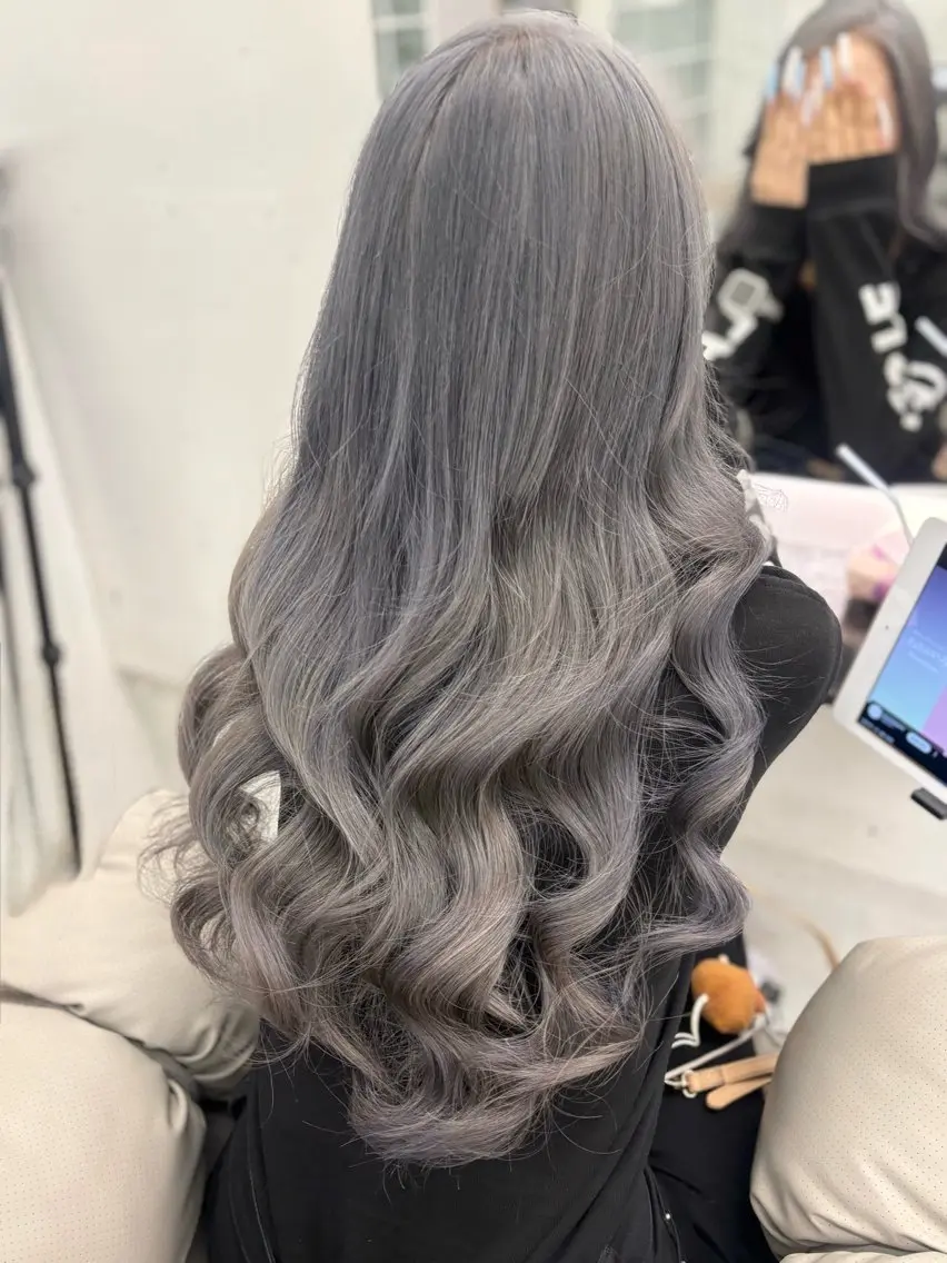 ロング ヘアカラー トリートメント 吉田 彩乃のヘアスタイル