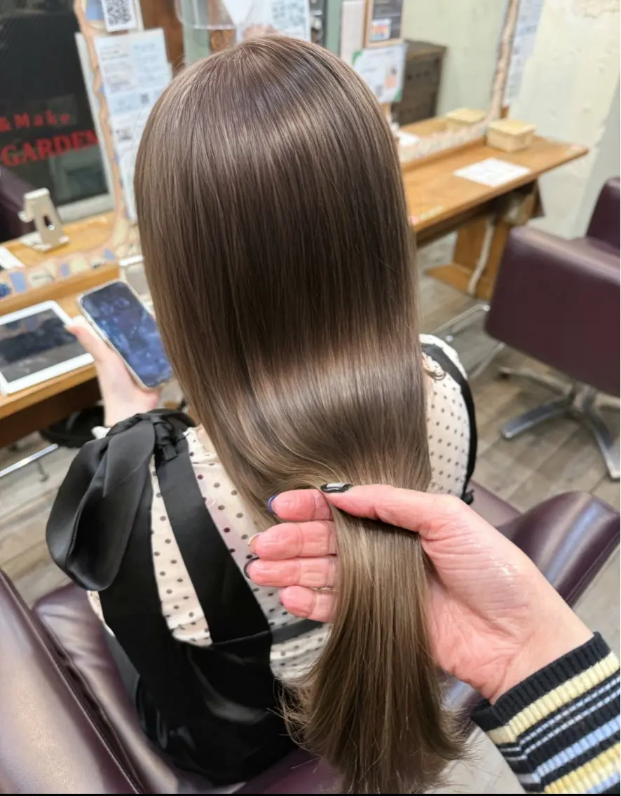 ロング ツヤ髪 透明感カラー ゆいなのヘアスタイル