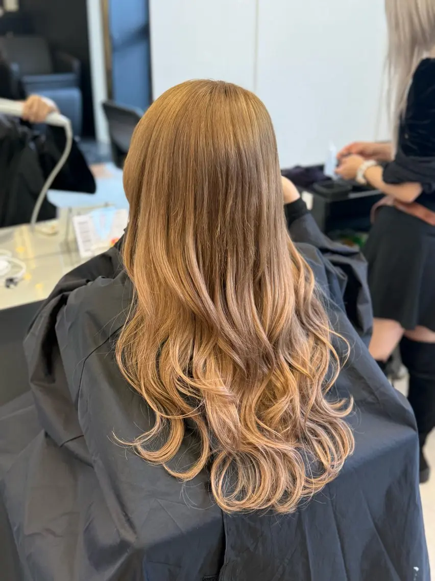 ロング カラー シールエクステ ブリーチ ダブルカラー ハイトーンカラー ブリーチなしカラー ミルクティーベージュ MAIのヘアスタイル