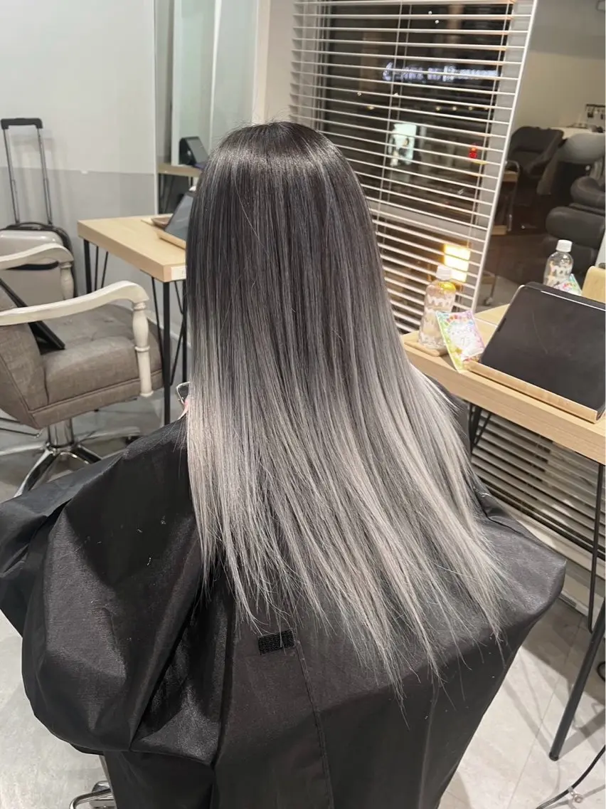 セミロング カラー バレイヤージュ シルバー ホワイトシルバー レイヤーカット 指名数No.1 /NAOYAのヘアスタイル