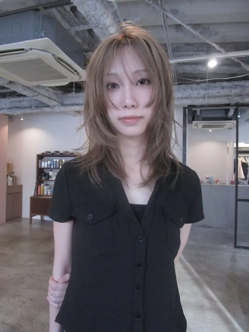 セミロング カラー ベージュカラー ブリーチ 透明感カラー オリーブベージュ レイヤーカット カット ヘアカラー yu maのヘアスタイル