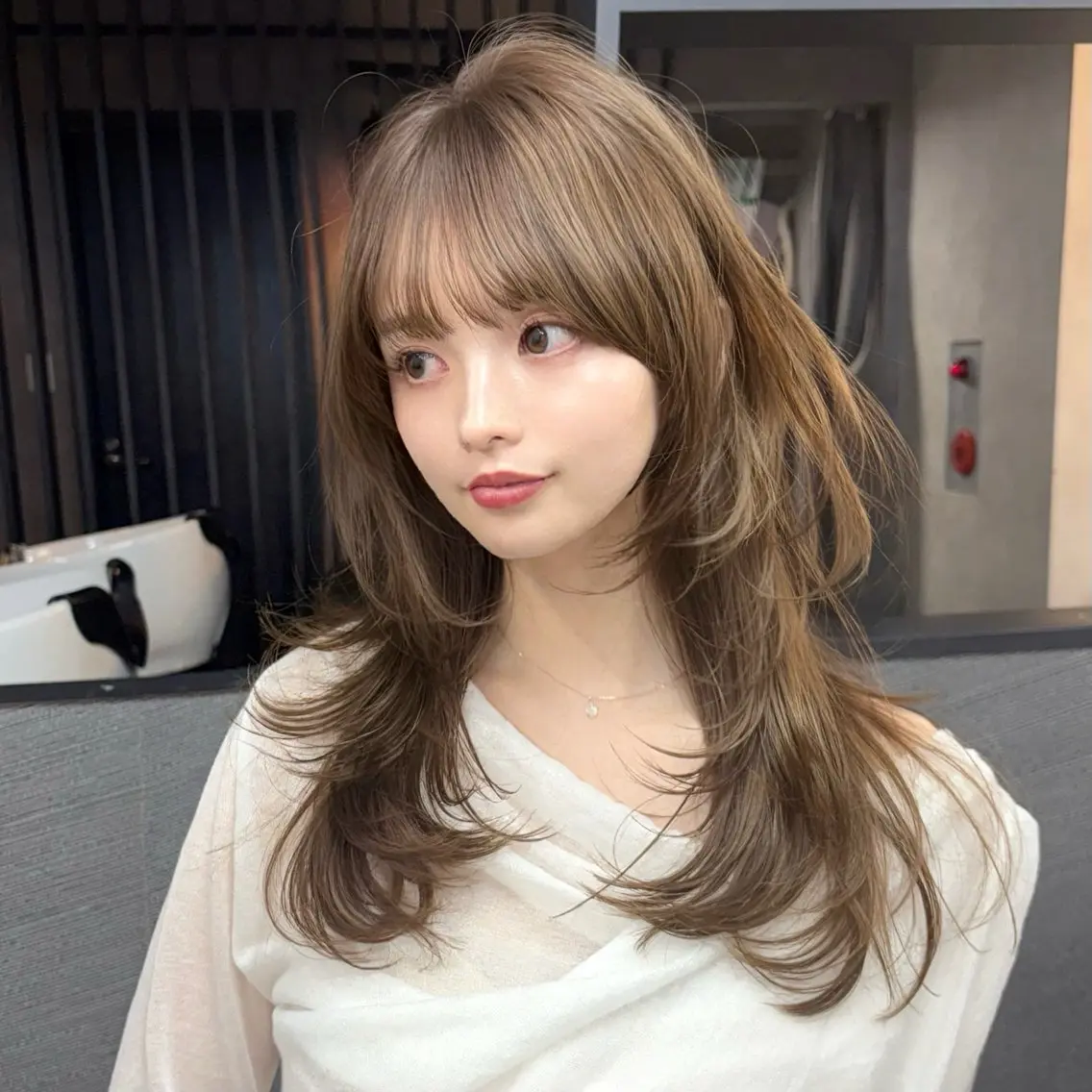 セミロング カット ヘアカラー トリートメント 新宿/レイヤーカット 髪質改善/小顔見せのヘアスタイル