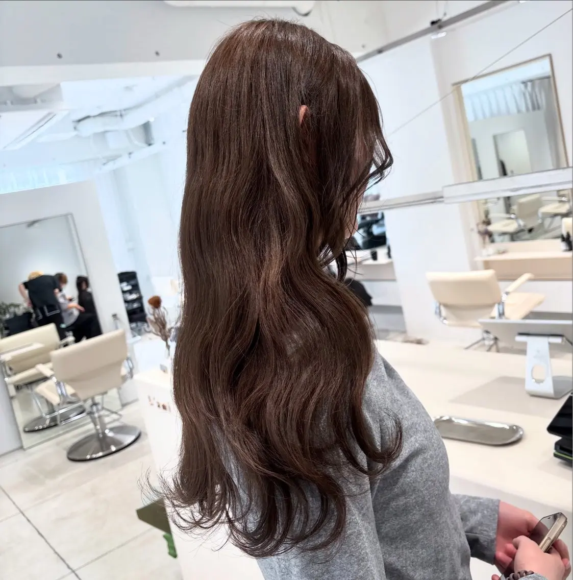 セミロング カラー ベージュカラー ブラウンカラー ブラウンベージュ 透明感カラー オリーブベージュ ヘアカラー トリートメント ヘッドスパ ヘアセット カジュアルを女っぽく 𝗮𝘆𝗮𝗰𝗼のヘアスタイル