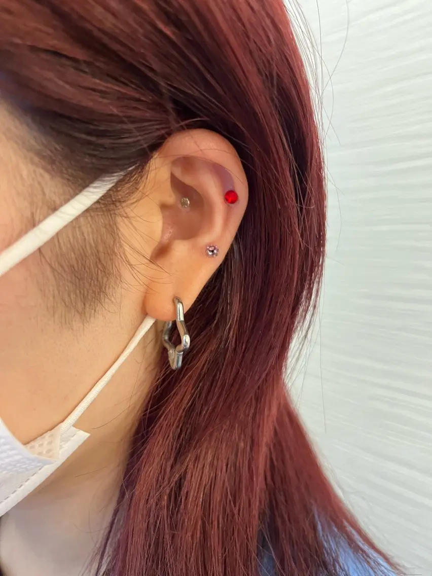 【貴宝石】耳つぼジュエリー👂💎(片耳3個の両耳6個)の写真