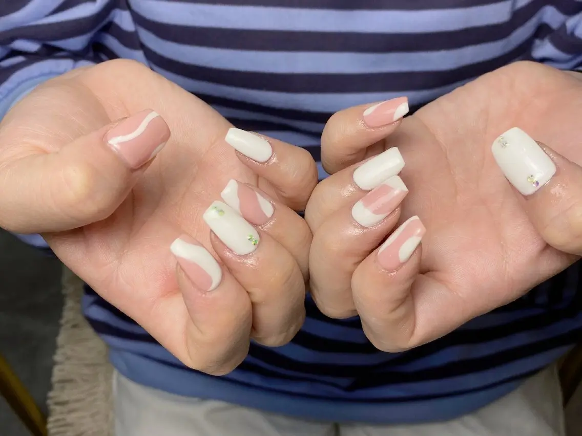 ネイル 持ち込み ニュアンスネイル ピンク ホワイト ハンドネイル UM Nail Salonのネイルデザイン