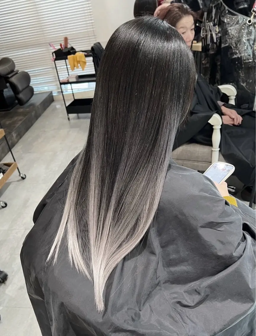ロング カラー バレイヤージュ シルバー ホワイトシルバー レイヤーカット 指名数No.1 /NAOYAのヘアスタイル