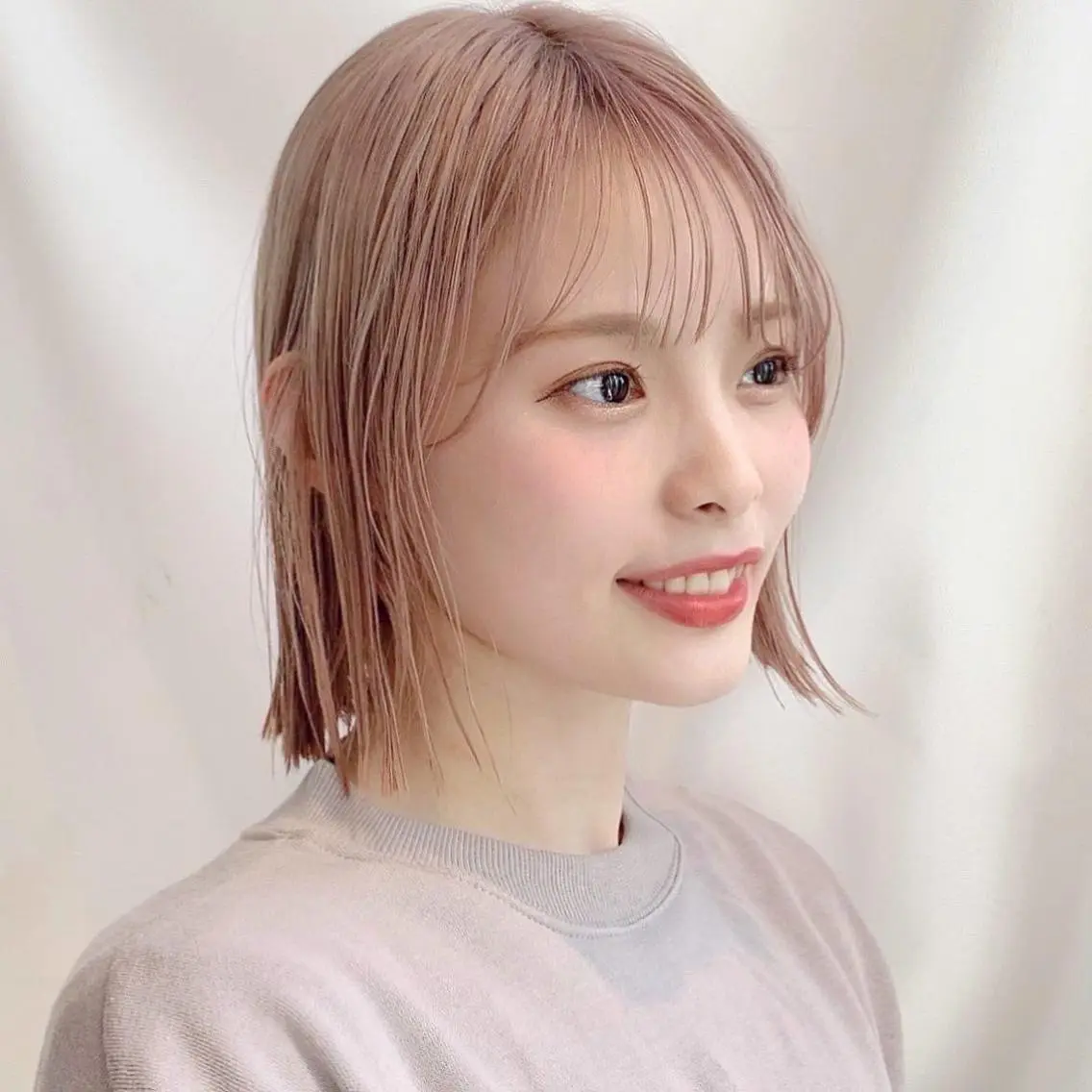 ミディアム カラー ベージュカラー 透明感カラー グレージュ ボブ カット ヘアカラー トリートメント レイヤー専門家 ダブルカラー修のヘアスタイル