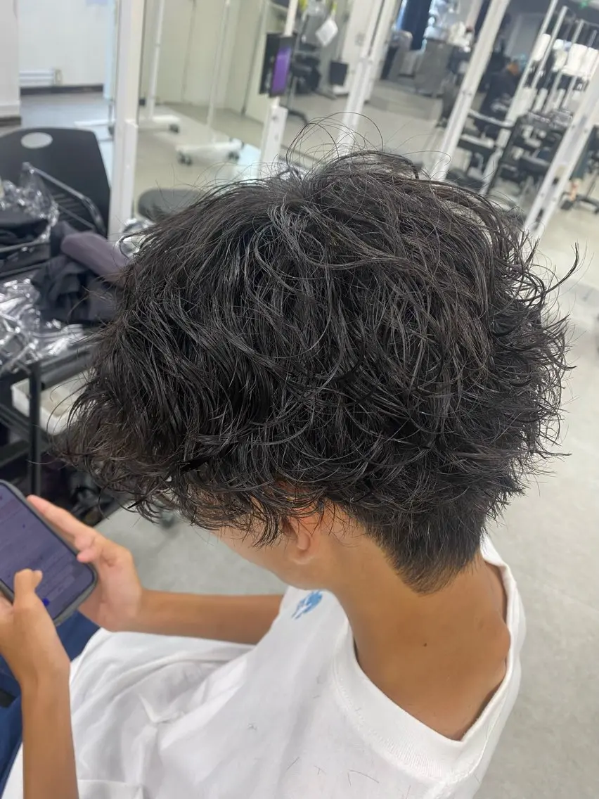 カラー パーマ メンズ センターパート フェザーパーマ メンズハイライト メンズメッシュ マッシュ 福井祥太／海外風 /プードルパーマのヘアスタイル