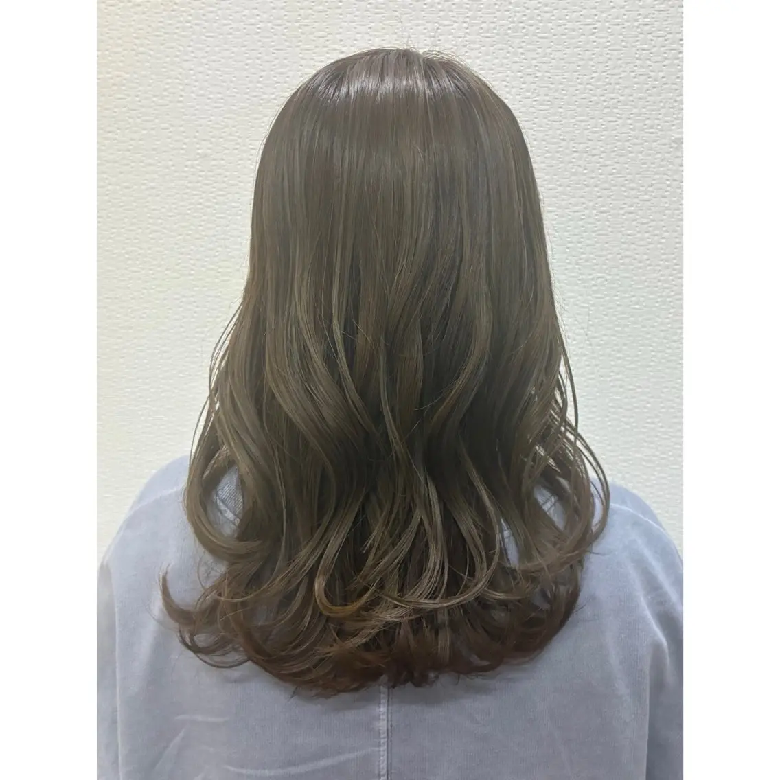 セミロング 島袋カナ🪞 カラー × 髪質改善のヘアスタイル
