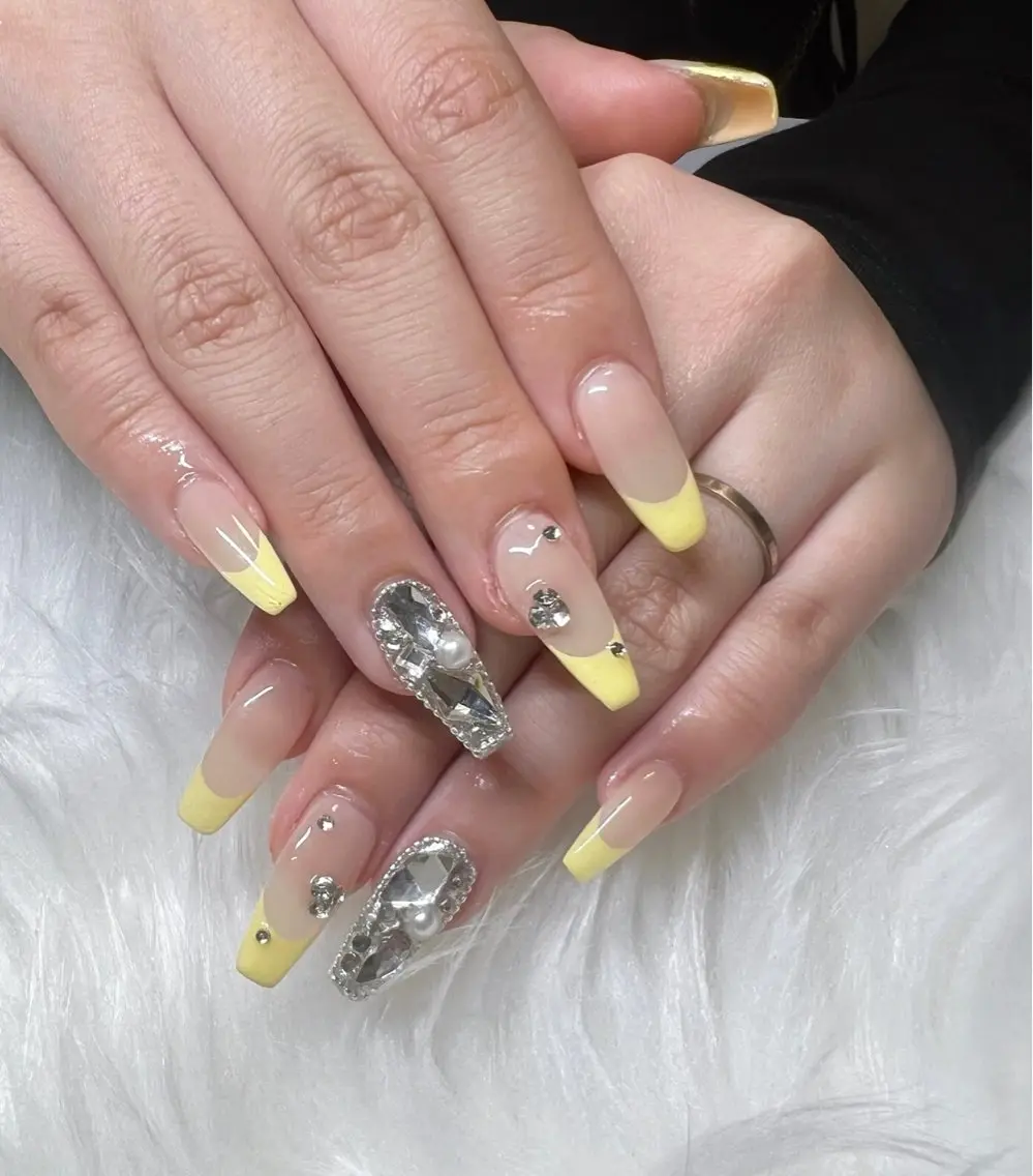 ネイル フレンチネイル 黄色 ハンドネイル CHARME 🤎〔RINA〕のネイルデザイン