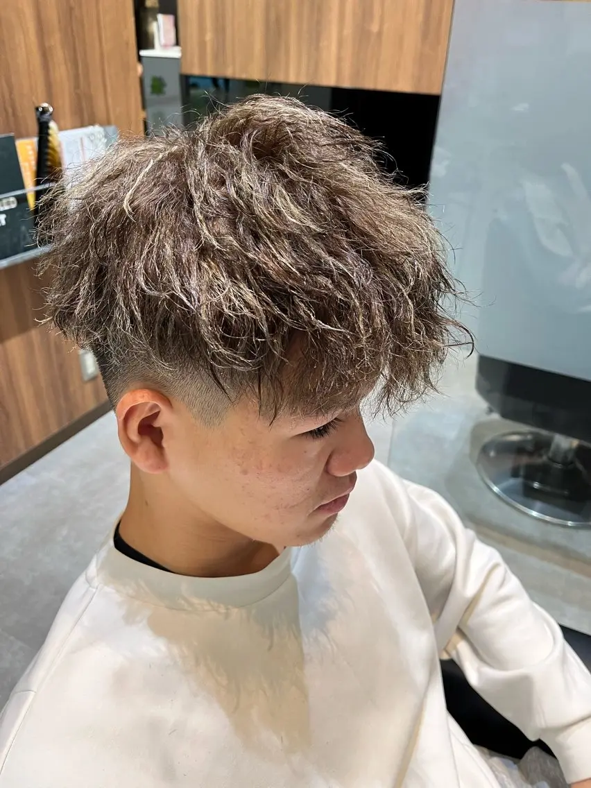 ショート カラー パーマ 玉城 和磨のヘアスタイル