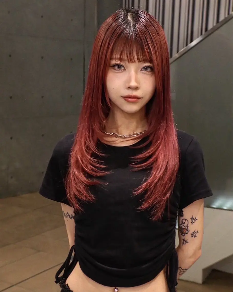 ロング カラー レッドカラー レイヤーカット カット ヘアカラー トリートメント レイヤー/ブリーチ iwamiya岩見谷のヘアスタイル
