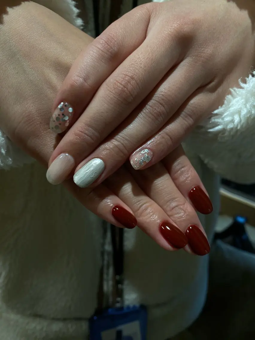 ネイル ボルドー シンプルネイル ホワイト 冬ネイル クリスマス filonnail /　kotoneのネイルデザイン