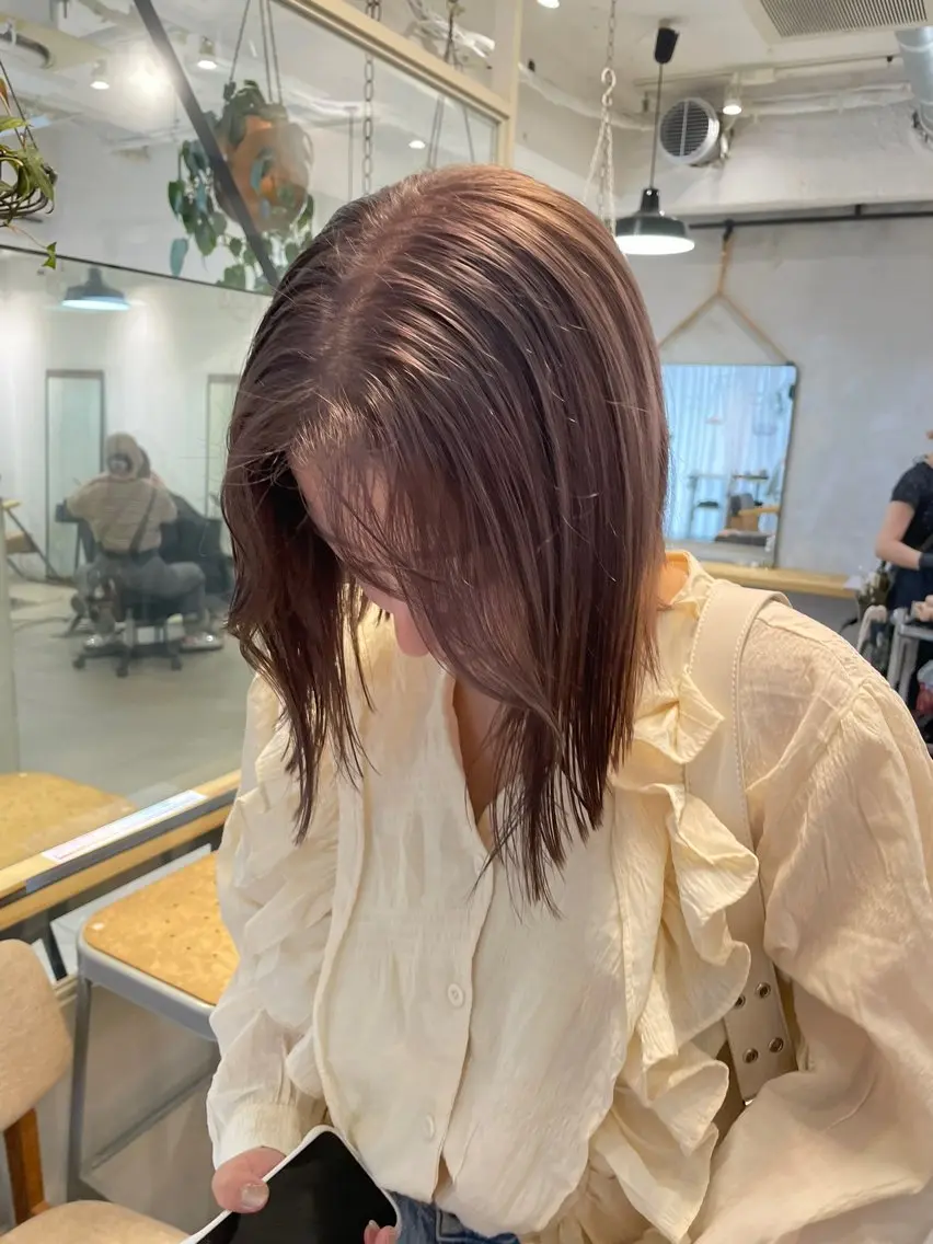 ミディアム カラー ミルクティー× グレージュMOMOのヘアスタイル