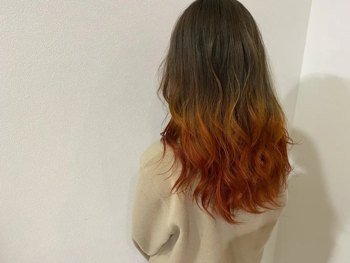 カラー グラデーションカラー オレンジ ブリーチカラー よねだまことのヘアスタイル