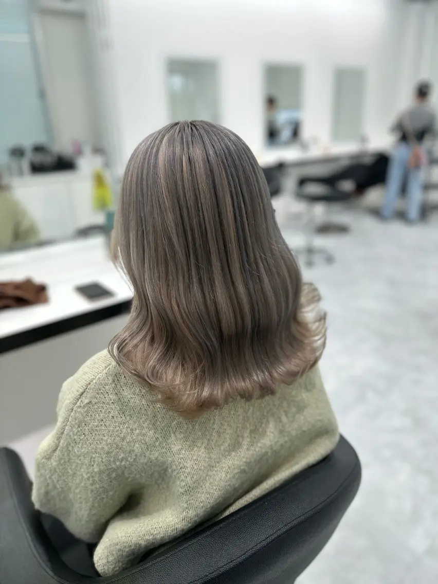 ミディアム カラー ヘアカラー ヘッドスパ 🫧ハイトーン🫧 ベージュ🫧徹哉のヘアスタイル